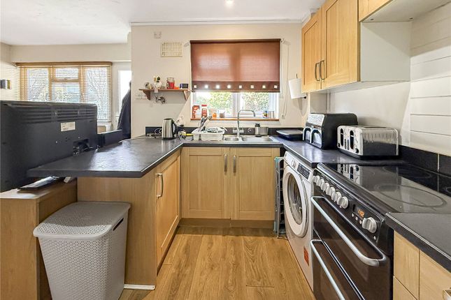 9, Geneva Close, Surrey photo 3