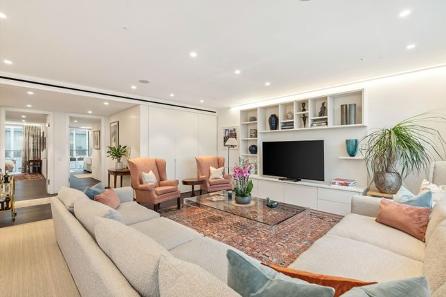 Flat for sale in Buckingham Palace Road, London