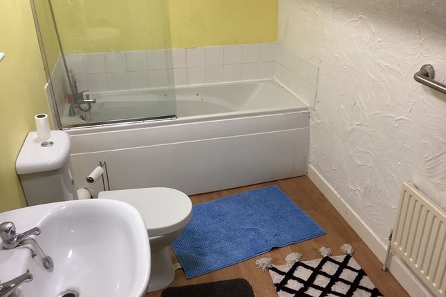 Flat at 208, High Road, Felixstowe photo 5