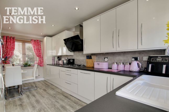 7 Carlyle Gardens, Wickford photo 4