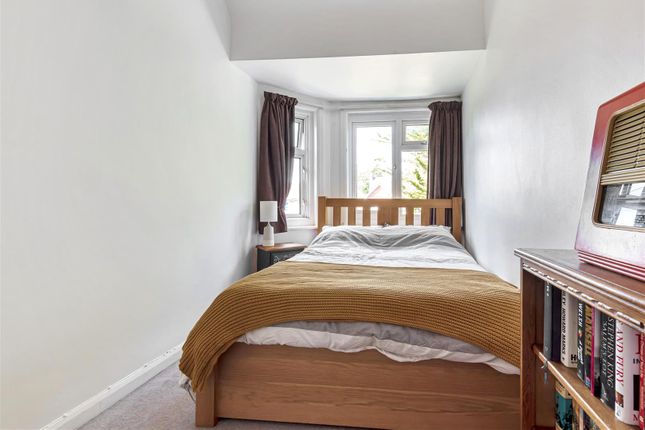 Flat for sale in The Avenue, Crowthorne, Berkshire