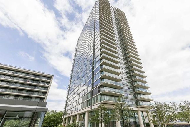 Thumbnail Flat to rent in Landmark Building, West Tower, South Quays, West India Quay, Westferry, Canary Wharf, London