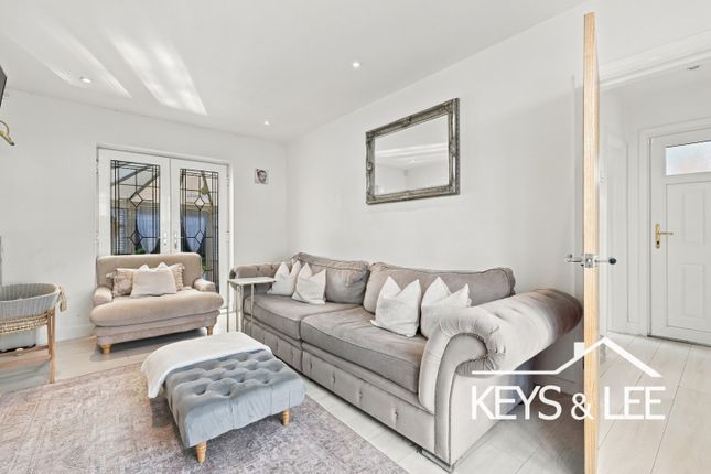 9, Fullers Close, Romford photo 3