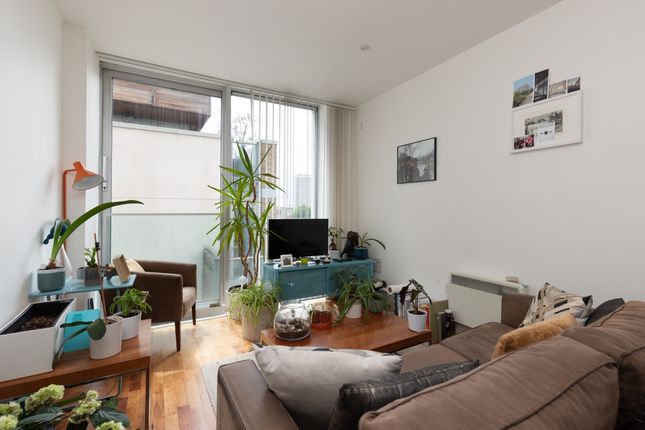 Flat to rent in Bermondsey Wall West, London