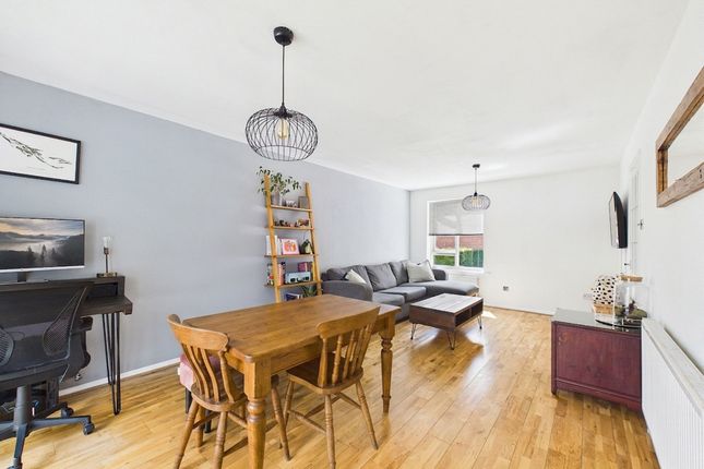 1-bed flat on 96 Aylsham Drive, Uxbridge, £300,000