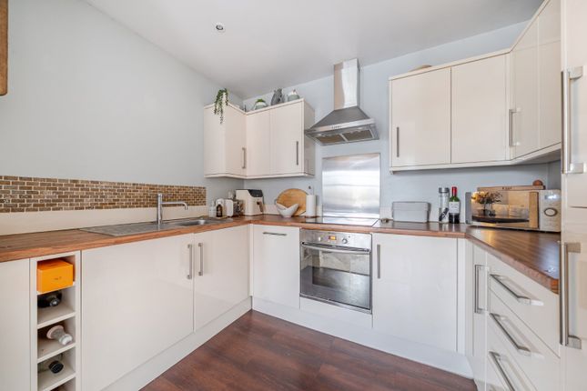 Flat 2,, 134A, High Street, Esher photo 3