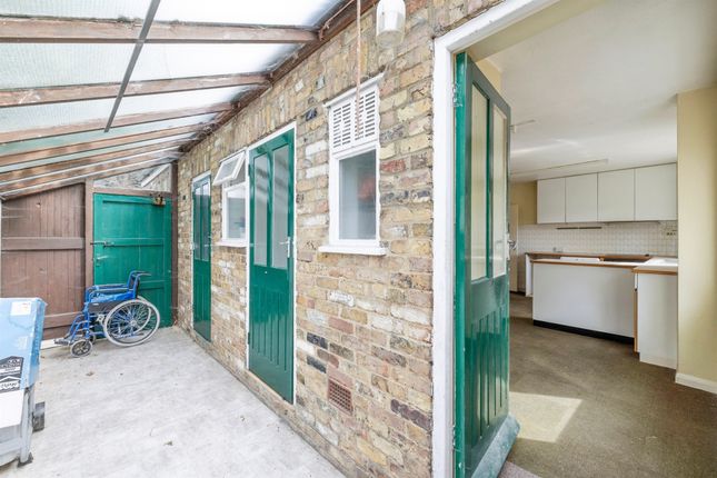 2B, Dickinson Square, Rickmansworth photo 4