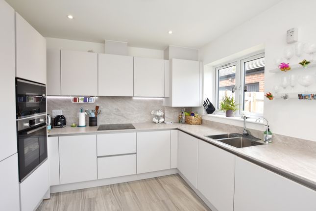 12, Fullers Avenue, Watford photo 2