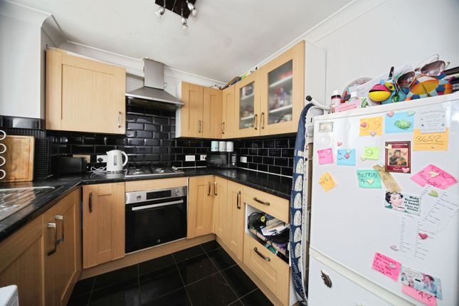 58, Simpson Close, Luton photo 3