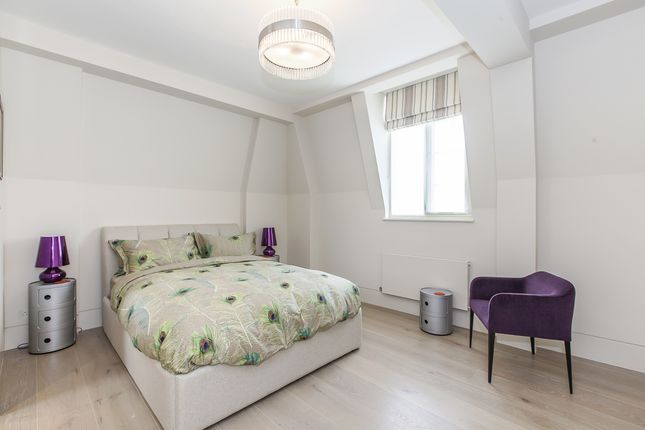 Flat to rent in Warwick Gardens, London