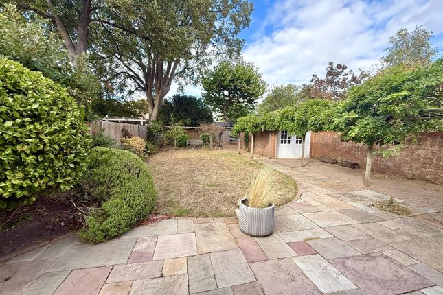14, Westville Road, Thames Ditton photo 2