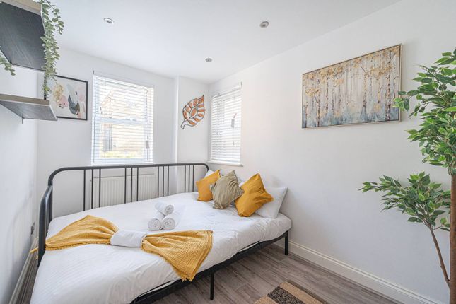 Flat to rent in Great Western Road, Maida Vale, London