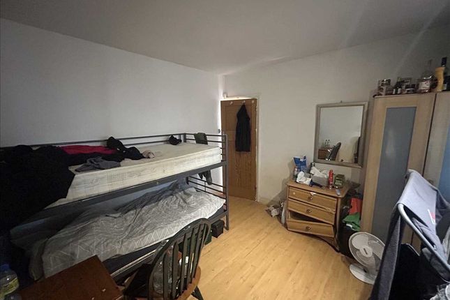 84, Harlington Road West, Feltham photo 5