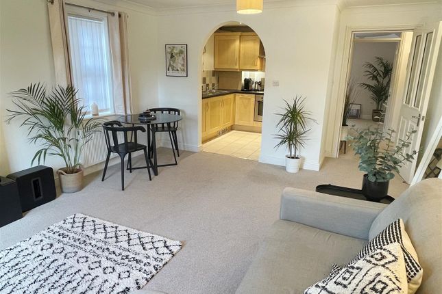 Flat for sale in Andover Road, Newbury