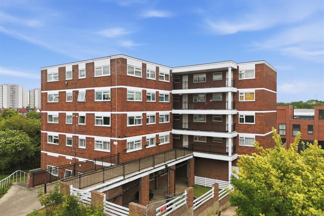 25, Lynwood Close, London photo 4