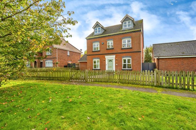 37, Wyndham Wood Close, Lichfield photo 2