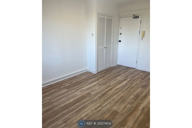 Flat, Harwood Court Upper Richmond Road, London photo 5