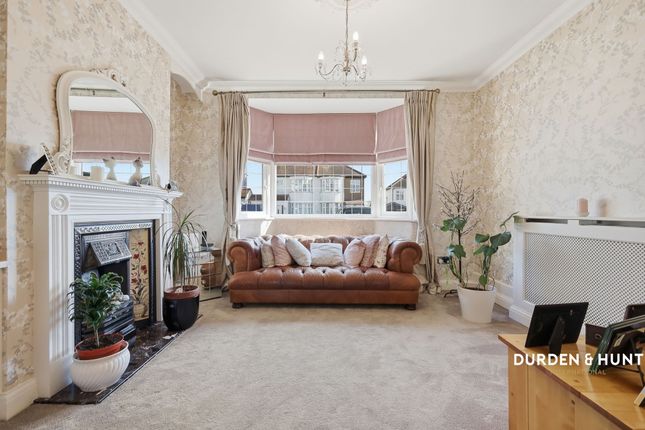 2 Coteford Close, Loughton photo 3
