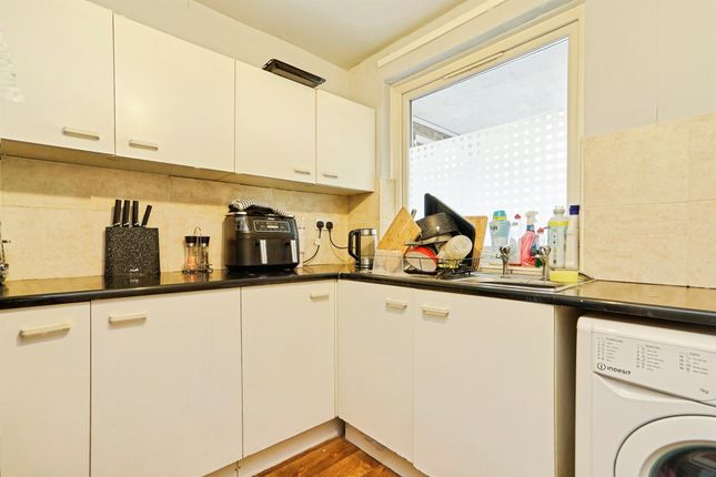 42, Frizley Gardens, BRADFORD photo 4