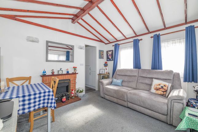 4, Four Horseshoes Park, Graveney photo 2