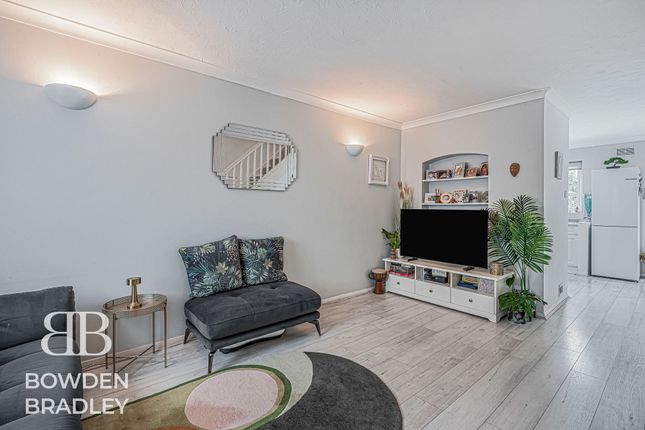 30 Bernards Close, Hainault photo 2