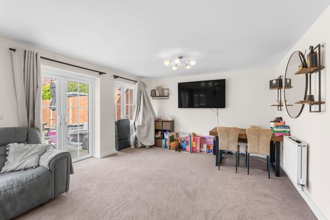 7, Ten Acres Crescent, Stevenage photo 3