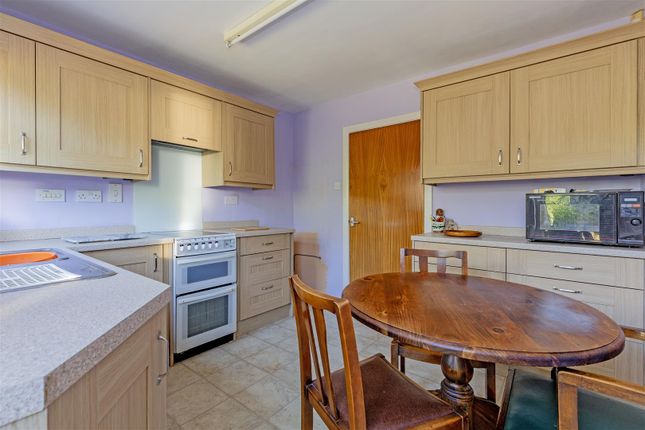 6, Ladybower Drive, Hope Valley photo 2