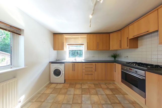 Flat to rent in Havelock Road, Kings Langley, Hertfordshire