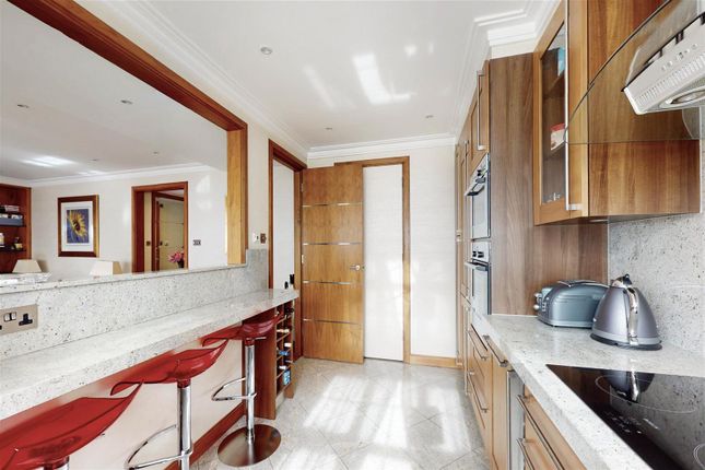 40, PRINCES COURT, BROMPTON ROAD, London photo 5