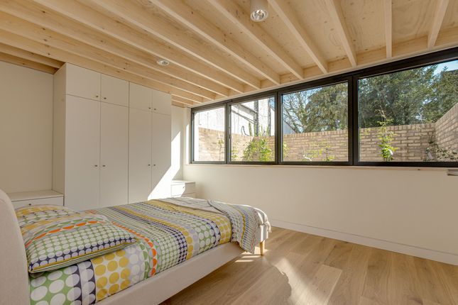 Flat A, 2, Sutherland Grove, London photo 3