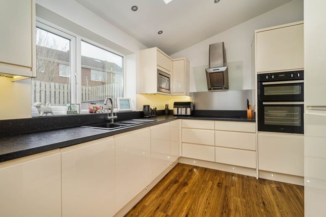 27 Leeds Road, Birstall photo 2