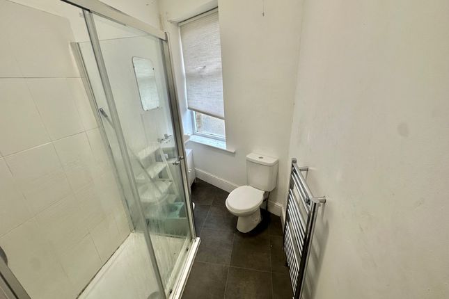 Town house to rent in Moss Street, Huddersfield