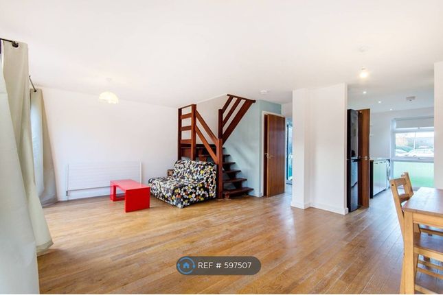 3-bed terraced on London, £2,600/mo