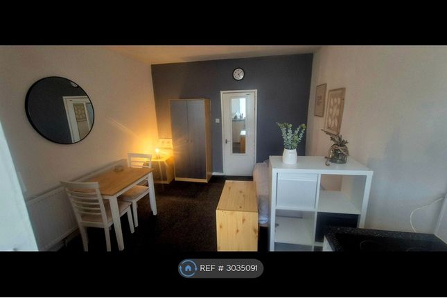 Studio flat on Moorside Road, Swinton, Manchester, £850/mo