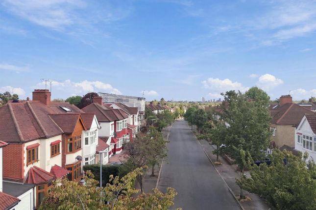 15, Charnwood Drive, South Woodford photo 2