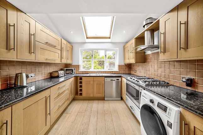 11, Lynton Avenue, London photo 4