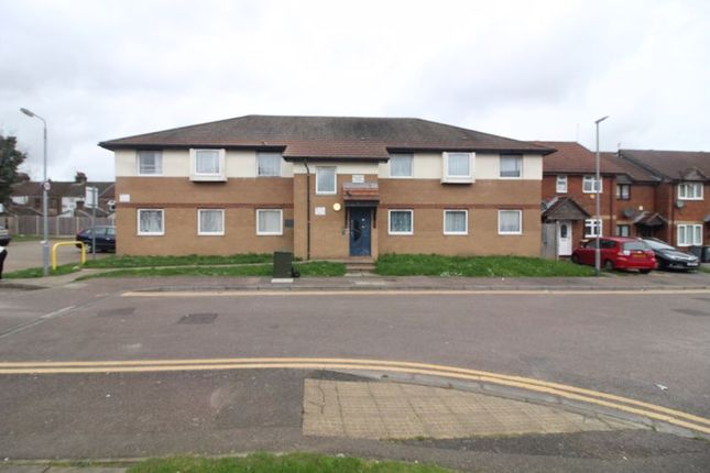 Thumbnail Flat for sale in Milliners Way, Luton