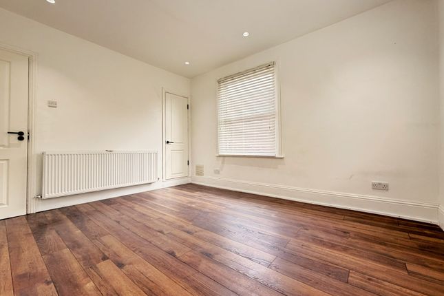 19A , Vaughan Road, West Harrow photo 5