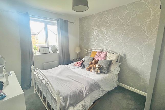 8, Robertson Close, Middlesbrough photo 4