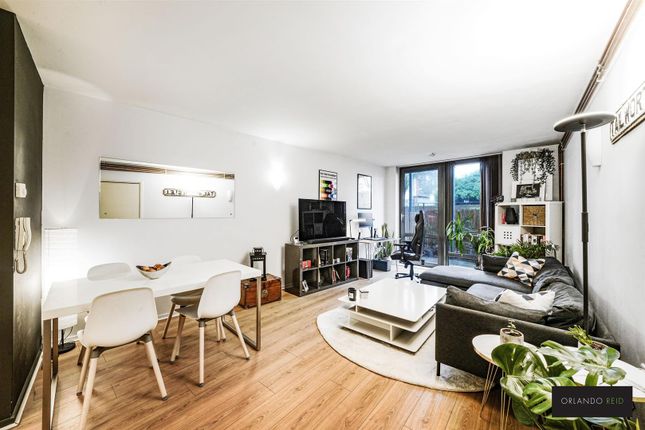 Flat for sale in Clapham Road, Stockwell, London