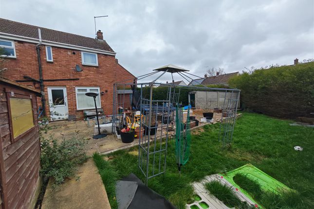 19, Cransley Gardens, Corby photo 3