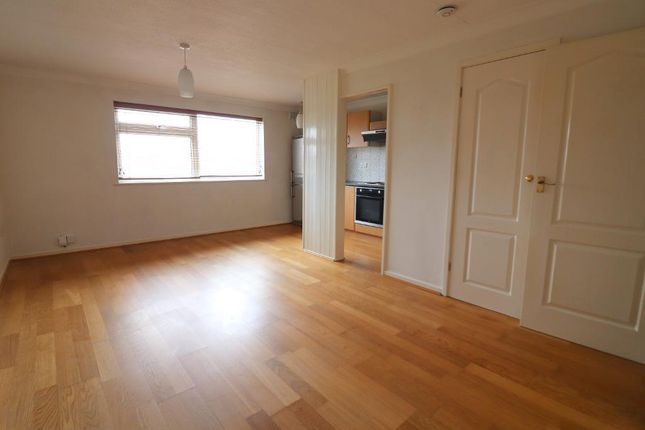 16 Burfield Court, Handcross Road, Luton photo 3
