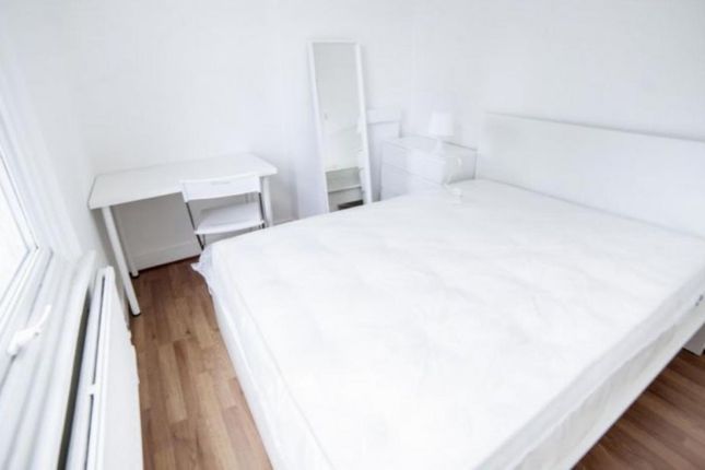 Room to rent in Sirdar Road, London