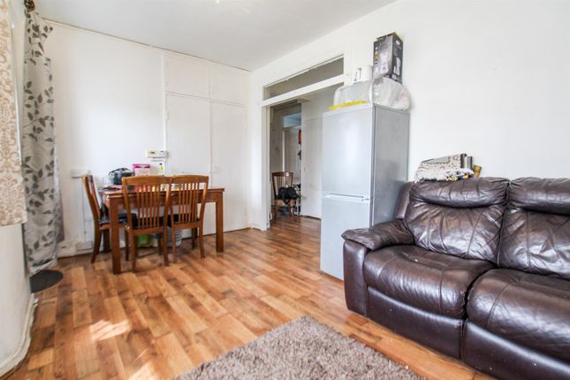 Flat 8, Rogers House, Rusholme Avenue, Dagenham photo 3