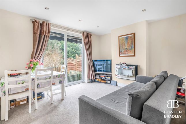 43 Derby Avenue, Upminster photo 2