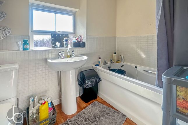 36, Valentinus Crescent, Colchester photo 4