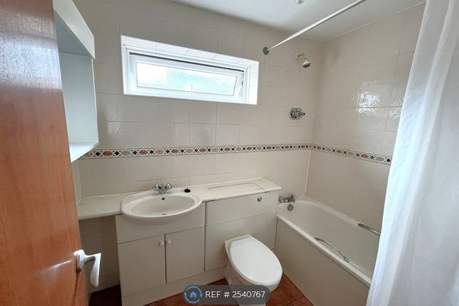 Rosefield Road, Staines-Upon-Thames photo 4
