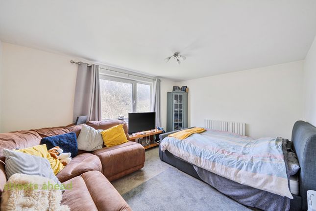 8, Menlo Gardens, London photo 2