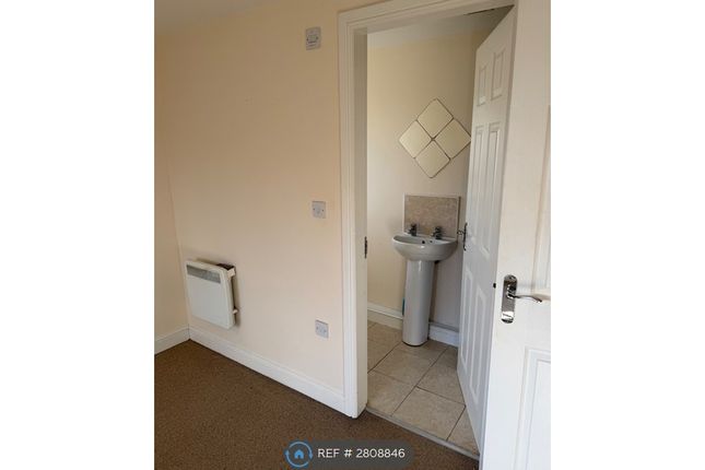 Commercial St Rothwell, Leeds photo 3
