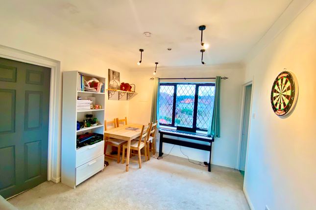 Robina Close, Northwood photo 4